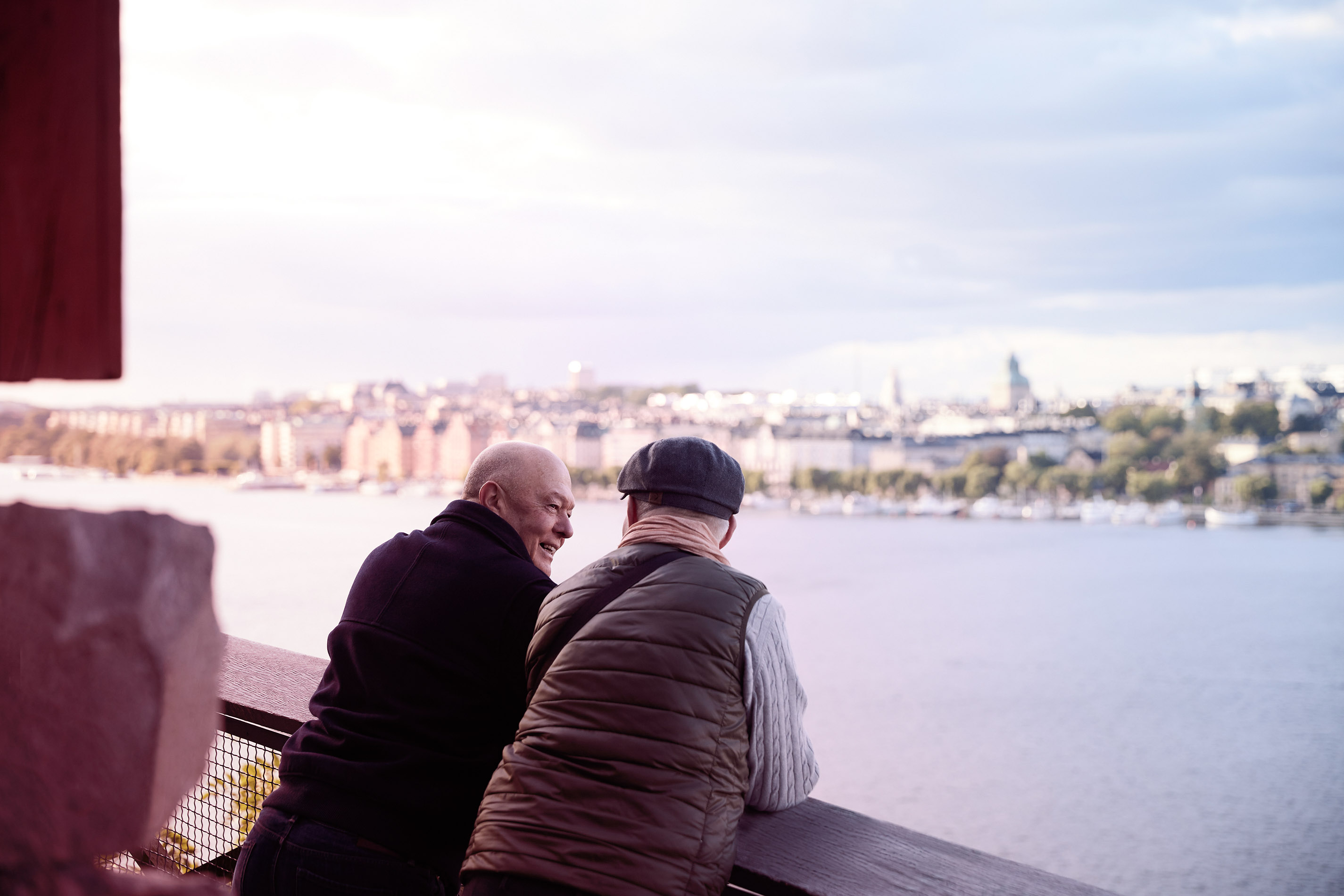 to pensjonister ved utsiktspunkt