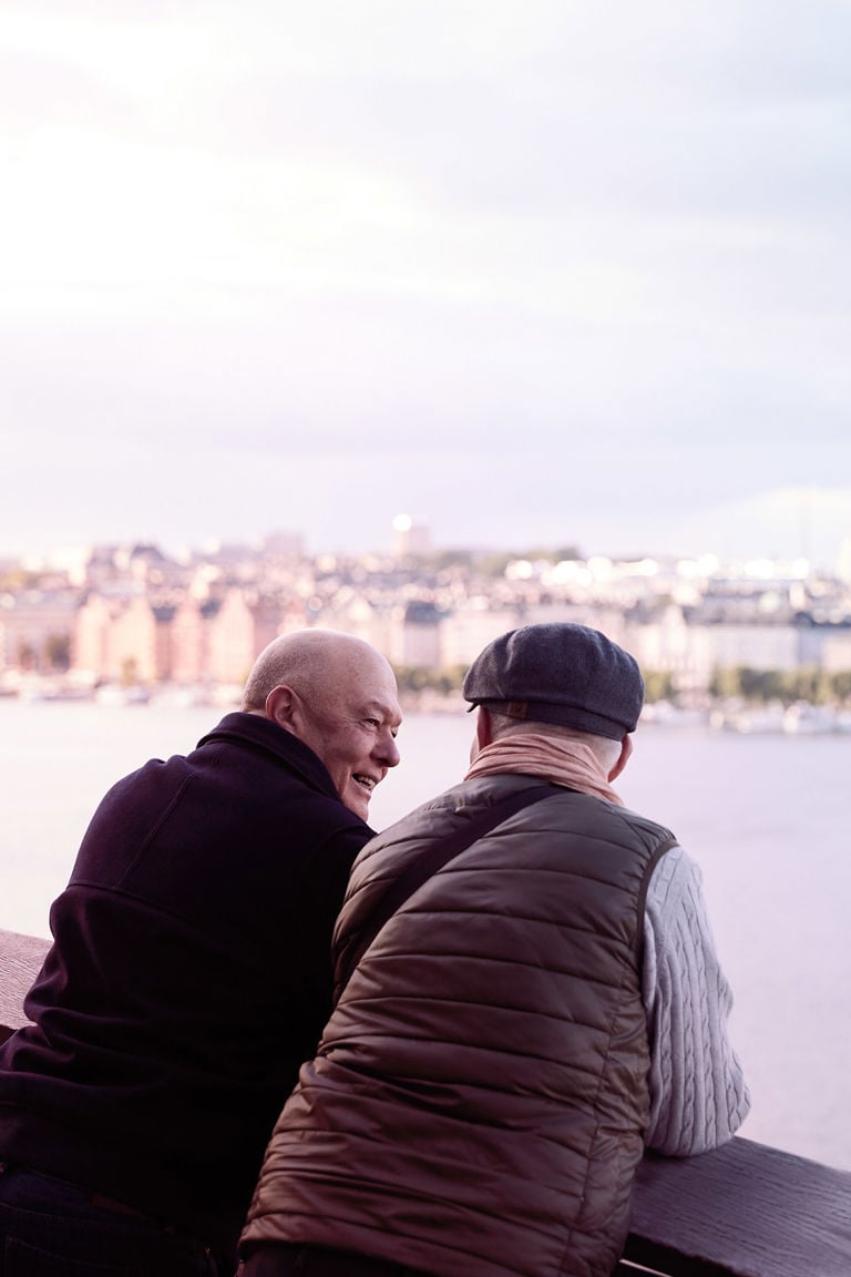 to pensjonister ved utsiktspunkt