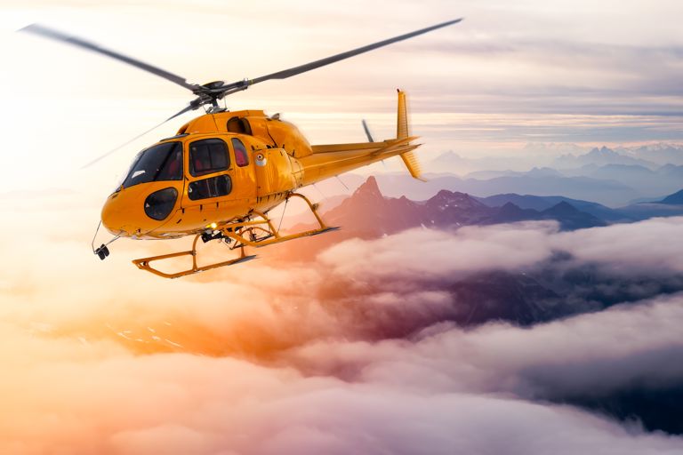 Helikopter over skyene