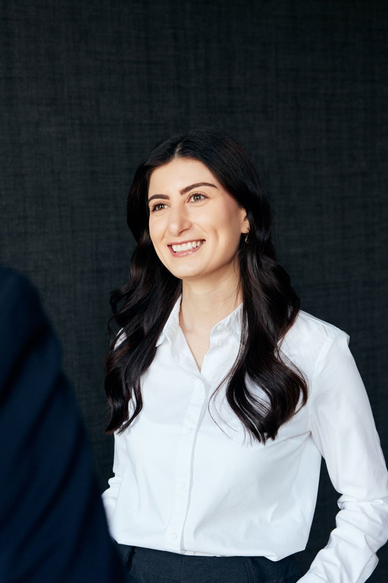 Ung rådgiver smiler til kamera